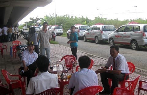 Hàng trăm tài xế taxi đình công đòi quyền lợi