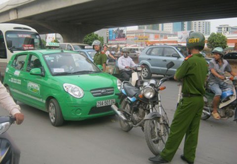 Tài xế 'cố thủ' trong taxi, thi gan với cảnh sát