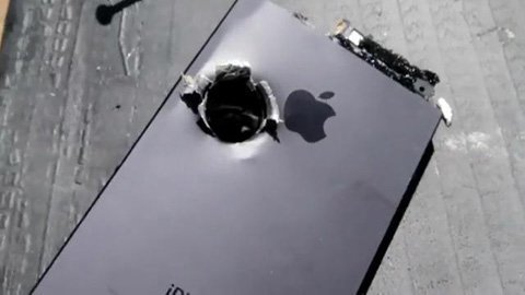 iPhone 5 bị hành hạ làm bia đỡ đạn