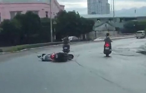 Clip giật túi trắng trợn dưới chân cầu Sài Gòn