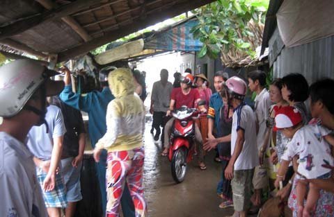 Chồng cuồng sát vợ bằng nhiều nhát dao