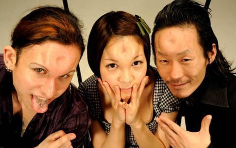 Mốt làm trán lõm của thanh niên Nhật