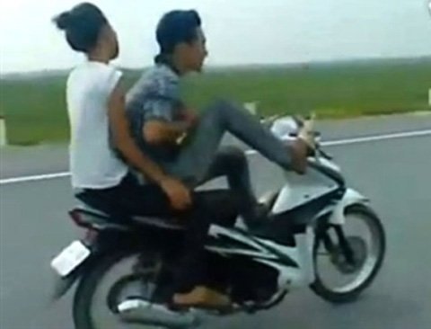 Triệu tập nam thanh niên lái xe máy bằng chân