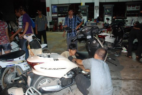 Bao vây cây xăng với cáo buộc xăng 'dỏm'