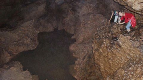 Động Phong Nha có hồ không đáy