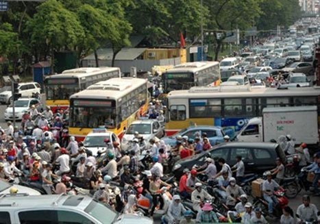 Khách Tây khiếp đảm vì giao thông Hà Nội