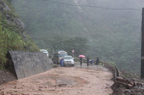 Sạt lở nghiêm trọng, Quốc lộ 8A ách tắc