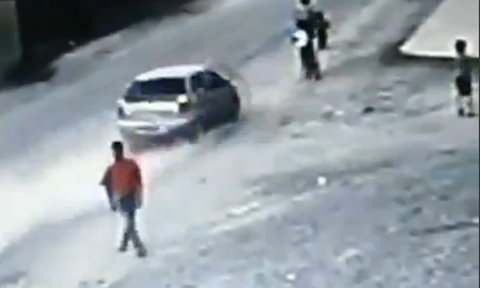 Tai nạn thảm khốc, ô tô đâm 3 mẹ con đi bộ