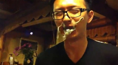 Ghê rợn cảnh ăn mực sống đang giãy giụa