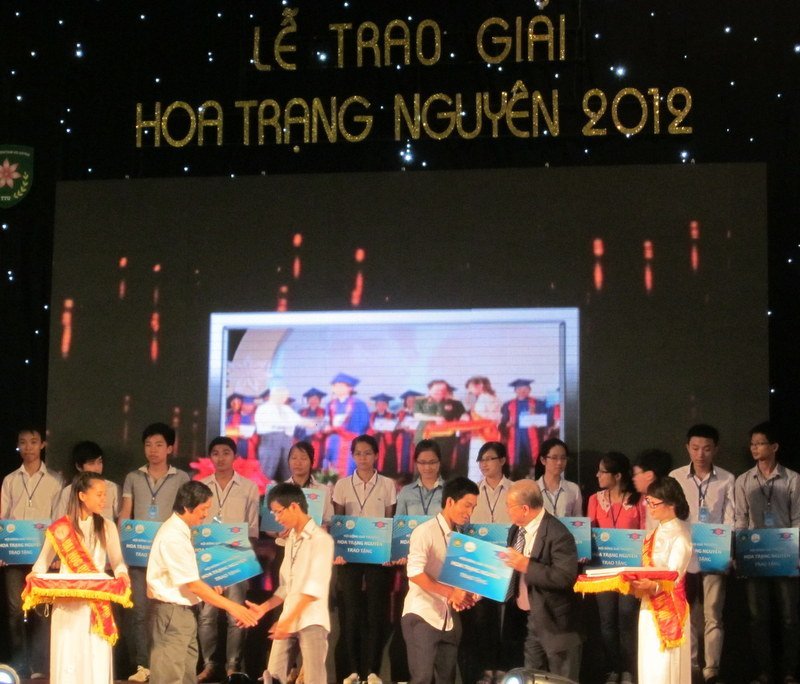 999 sinh viên nhận giải Hoa Trạng Nguyên