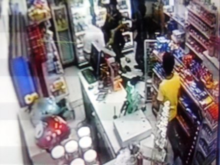 Gí CMND đòi mua hàng rồi đánh hội đồng ông chủ