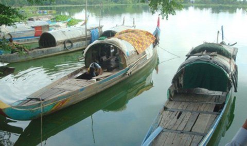 Giở trò đồi bại với vợ bạn trên ghe