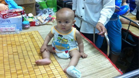 Cha nghèo bất lực nhìn con đuối sức