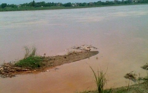 Phó chủ tịch xã chết lõa thể dưới sông