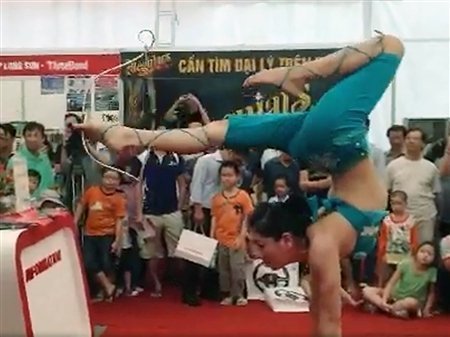 Xem thiếu nữ trổ tài bắn cung bằng...chân
