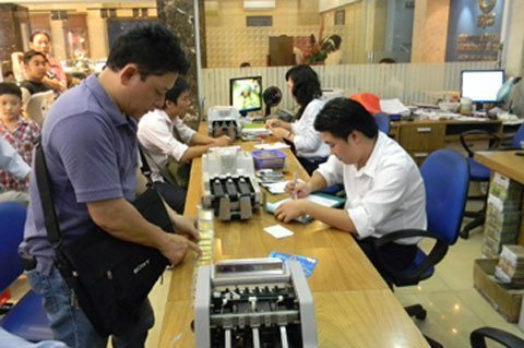 Xếp hàng mua vàng ở SJC