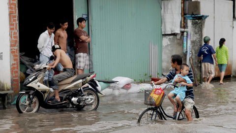 Người Sài Gòn 'bơi' giữa triều cường