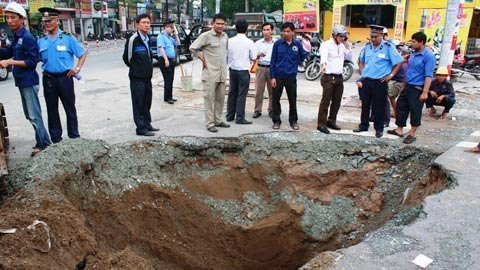 TP.HCM: “Hố tử thần” sâu 2 mét xuất hiện