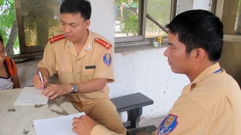 CSGT ngăn cản thiếu nữ tự tử vì tình