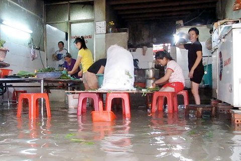 Ngụp lặn chống triều cường ở Sài Gòn
