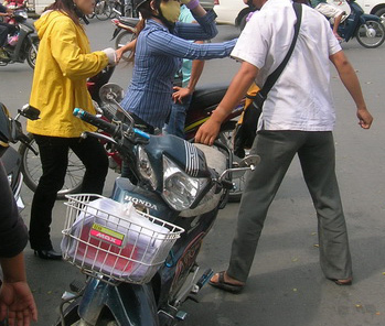 'Bóp còi inh ỏi' như... quăng bịch rác thối vào người khác