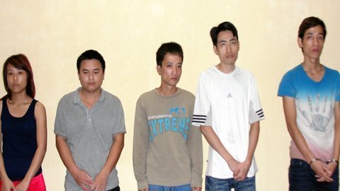 Kề dao cướp điện thoại trong quán nét