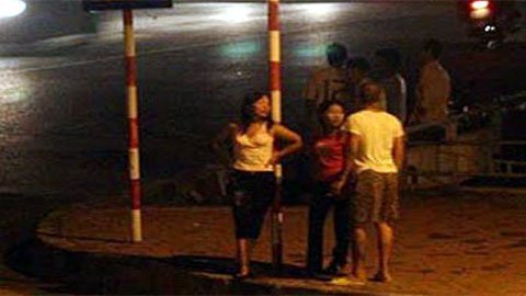 Bắt đôi nam nữ mua bán dâm giữa nơi công cộng