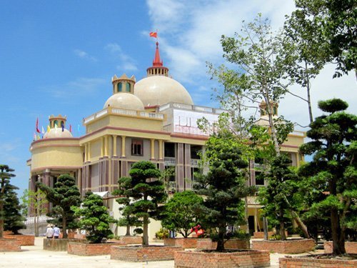 Ông Trầm Bê có hẳn một con tê giác nhồi bông