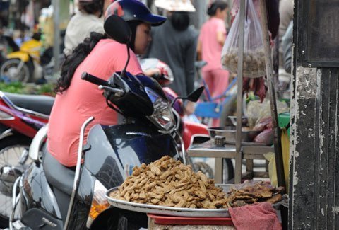 Chả cá, giò sống: Nhìn thấy không dám ăn