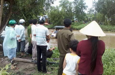 Cha chết thảm trên đường chở con đi làm