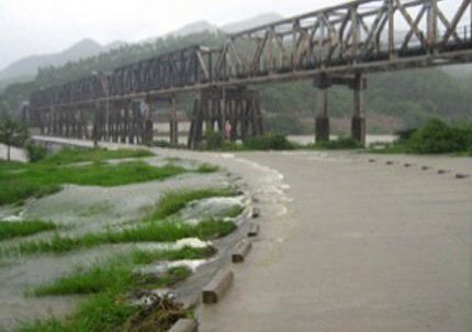 Bão đổ bộ rồi suy yếu, lũ đang lên nhanh