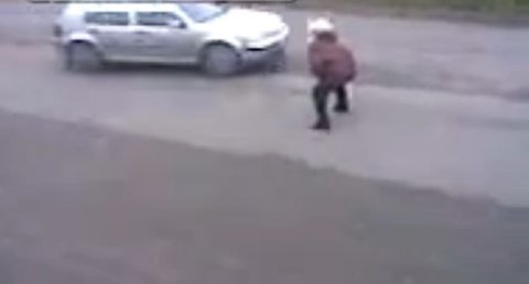 10 clip 'nóng': Người phụ nữ say làm loạn đường phố