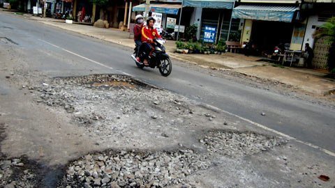 Hình ảnh về “siêu ổ gà” trên quốc lộ