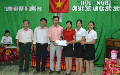 Báo VietNamNet chia khó với học sinh vùng lũ