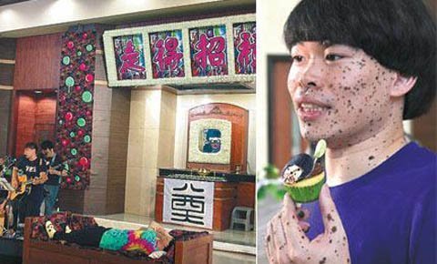 Tổ chức đám ma cho người sống