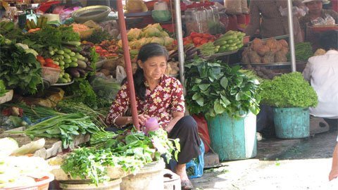 TP.HCM: Rau khan, hàng đắt giá vì ngập