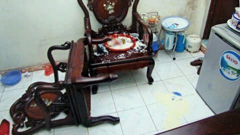 Nghịch tử hành hạ mẹ, tấn công cảnh sát