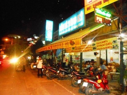 Côn đồ xông vào quán ăn đập phá, đánh người