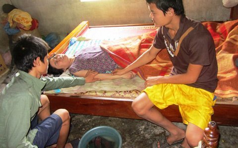 Hai đứa được đi học, mẹ chết cũng yên lòng...