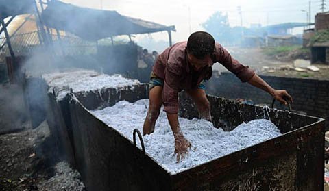 Đằng sau những đôi giày da đắt tiền