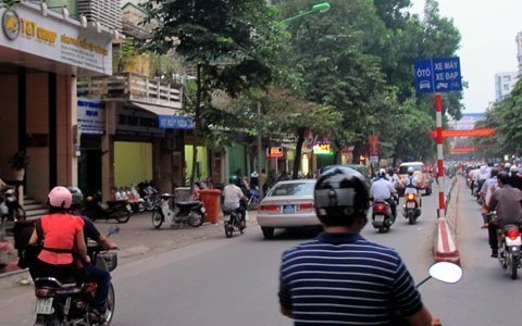 Hình ảnh Hà Nội phân làn đường cho... vui