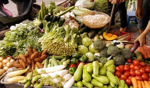 Rau củ dồi dào, giá giảm mạnh