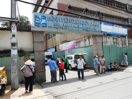 Hỗn chiến trước cổng bệnh viện, 1 người trọng thương