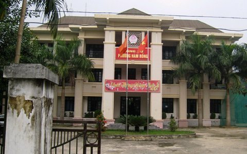 Lãnh đạo phường đánh nhau trên chiếu bạc