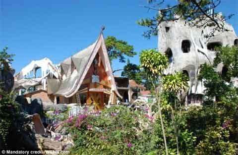 Báo Anh ca ngợi Nhà điên ở Đà Lạt