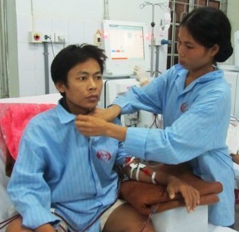 Nước mắt người vợ trẻ bán lúa chạy thận cho chồng