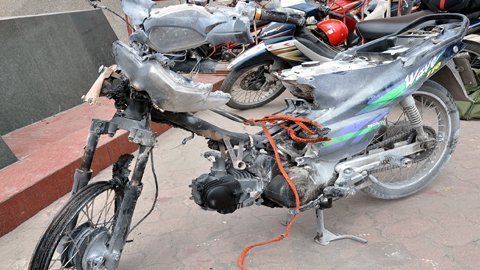 Xe máy cháy dữ dội trên cầu Chương Dương