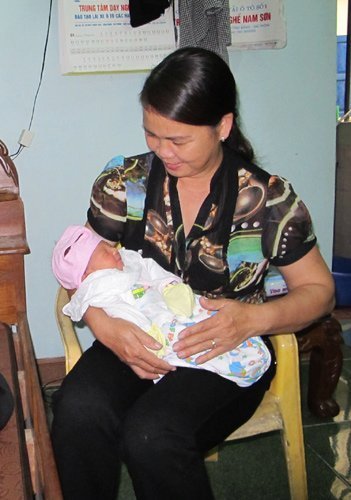 Nữ công nhân mang thai, bỏ rơi con?