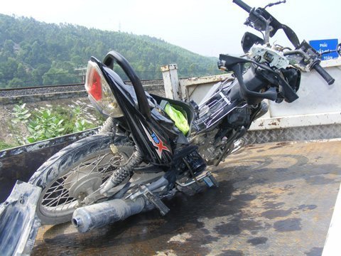 Xe máy 'cân' 4 đâm xe tải, 3 người chết thảm