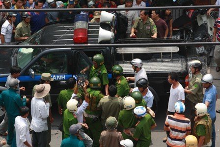 Hình ảnh bắt đối tượng có hung khí cố thủ tại khách sạn